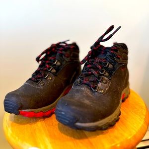 Boy’s Columbia Hiking Boots. Size 1. Lightly worn. Excellent condition!